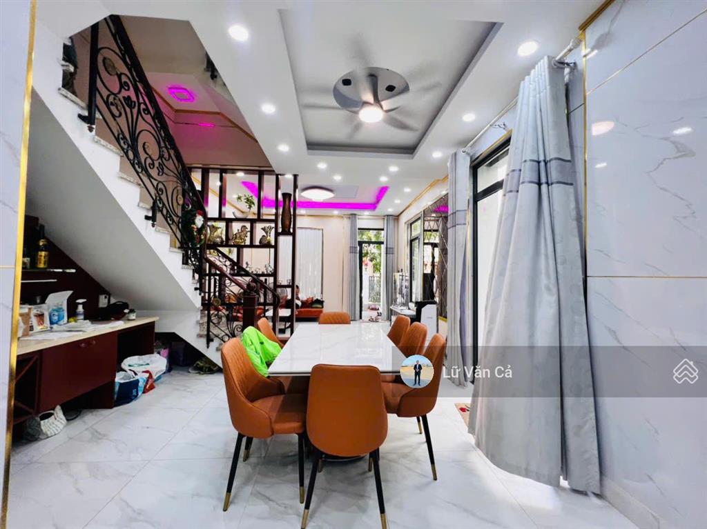 Cần bán nhanh nhà phố sân vườn lakeview city dt 7x20m 3 lầu nhà hoàn thiện full đầy đủ nội thất