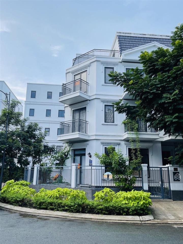 Cần bán nhanh nhà phố sân vườn lakeview city dt 7x20m 3 lầu nhà hoàn thiện full đầy đủ nội thất