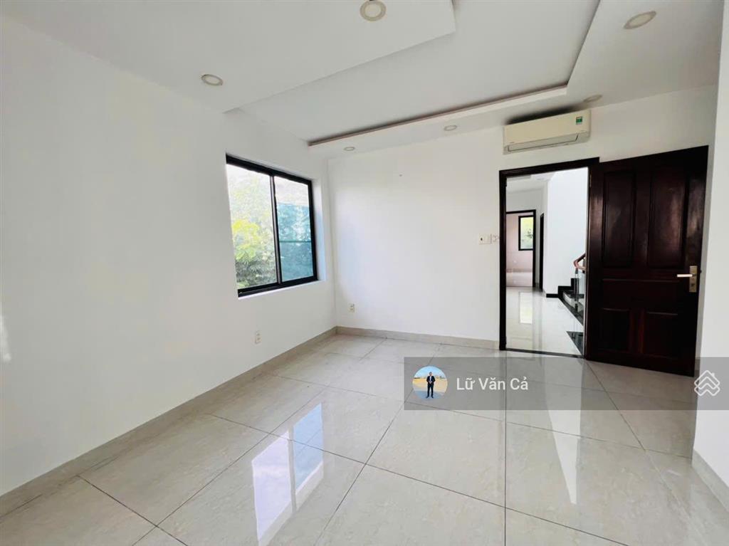 Cho thuê căn góc sân vườn 2 mặt tiền lakeview city dt 8,6x20m hoàn thiện nội thất cơ bản 5phòng ngủ