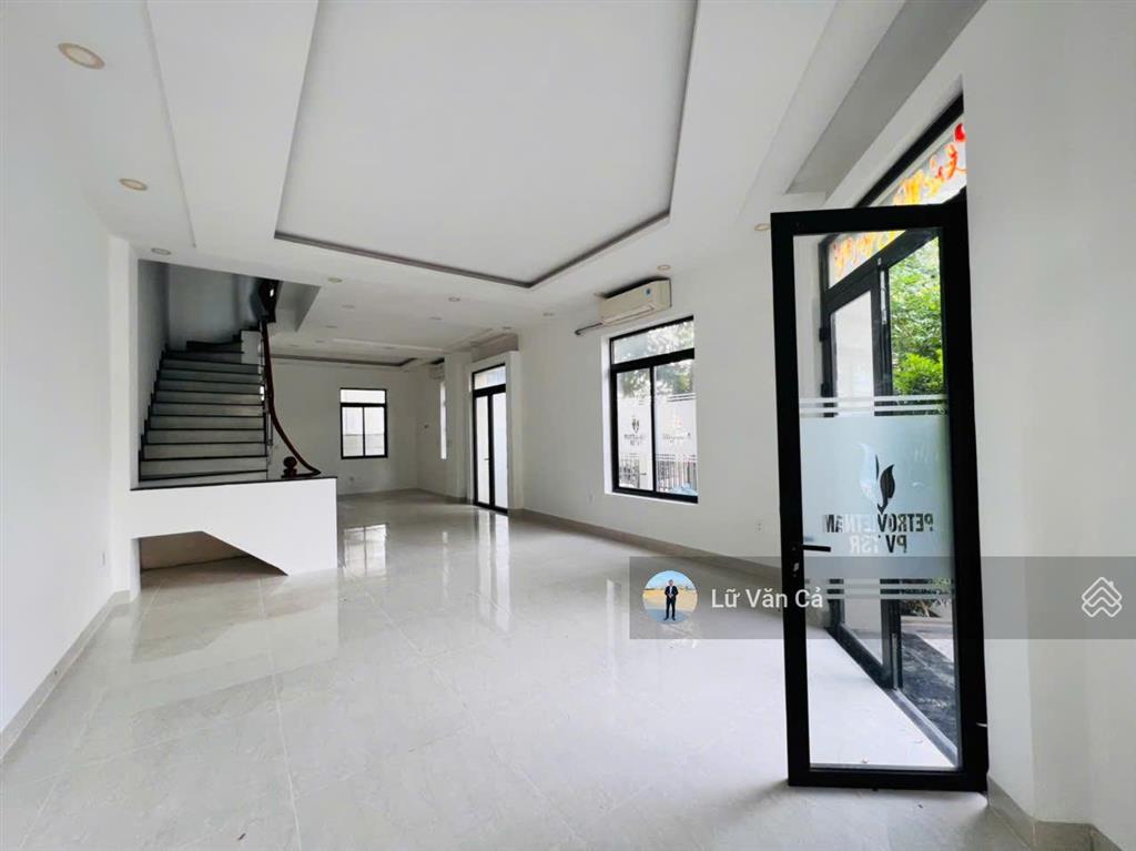 Cho thuê căn góc sân vườn 2 mặt tiền lakeview city dt 8,6x20m hoàn thiện nội thất cơ bản 5phòng ngủ