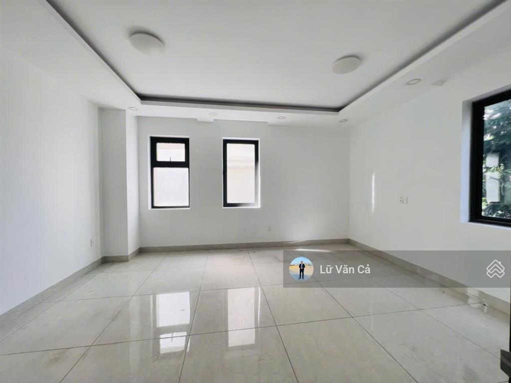 Cho thuê căn góc sân vườn 2 mặt tiền lakeview city dt 8,6x20m hoàn thiện nội thất cơ bản 5phòng ngủ