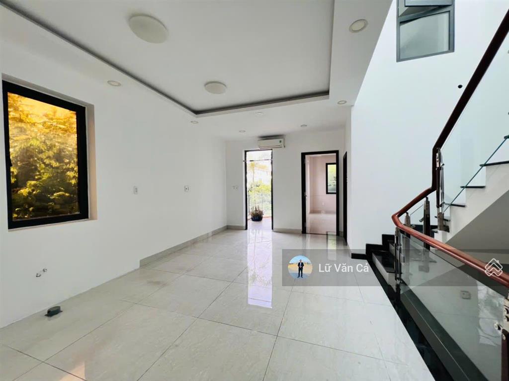 Cho thuê căn góc sân vườn 2 mặt tiền lakeview city dt 8,6x20m hoàn thiện nội thất cơ bản 5phòng ngủ