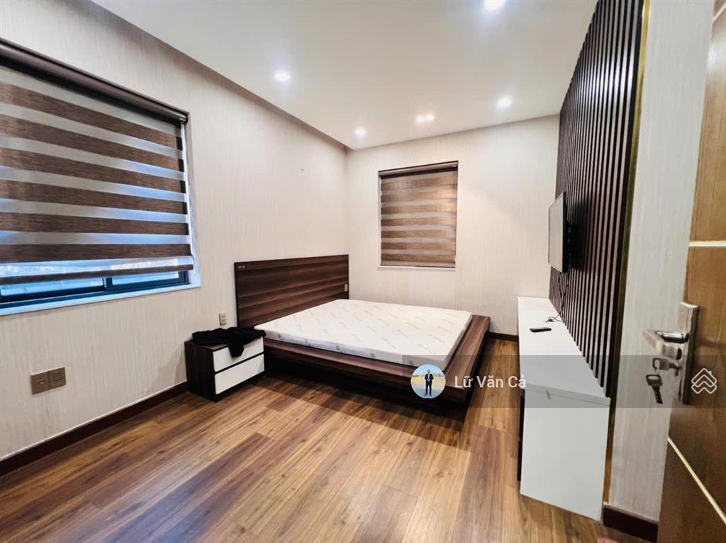 Lakeview city căn góc sân vườn 2 mặt tiền full nội thất đầy đủ, dt 160m, 5 phòng ngủ,giá thuê 40 tr