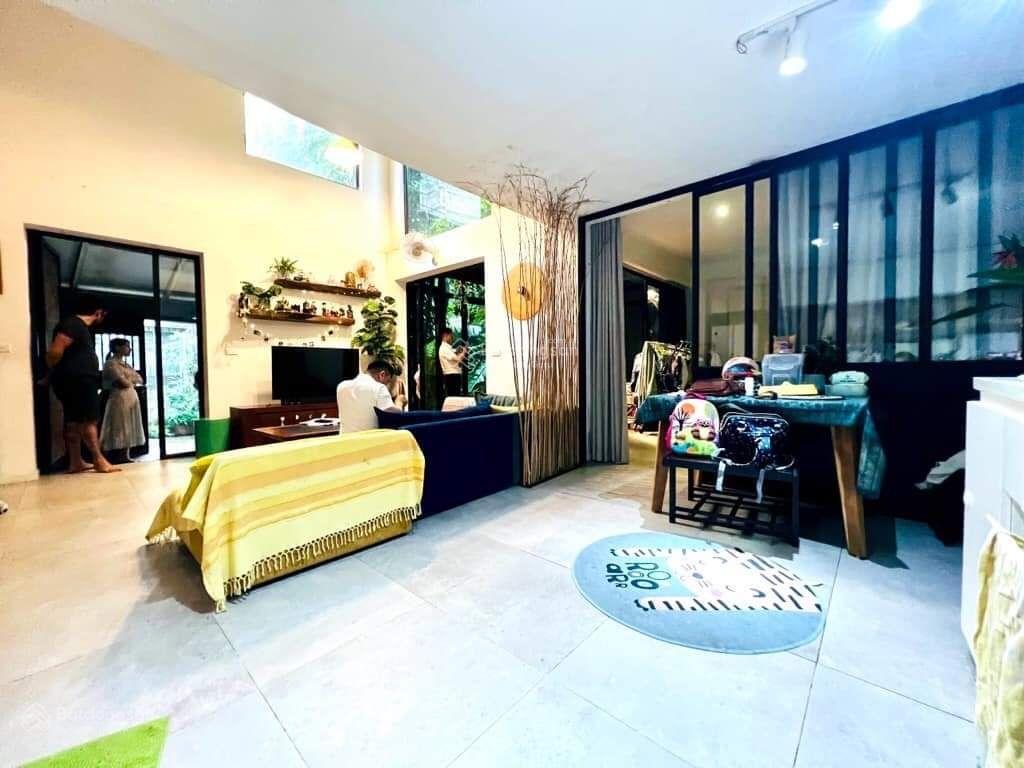 Phố xuân thủy, cầu giấy, nhà đẹp 3 tầng, sân vườn, lô góc 3 thoáng, ô tô vào, 158m2, 38,5 tỷ.