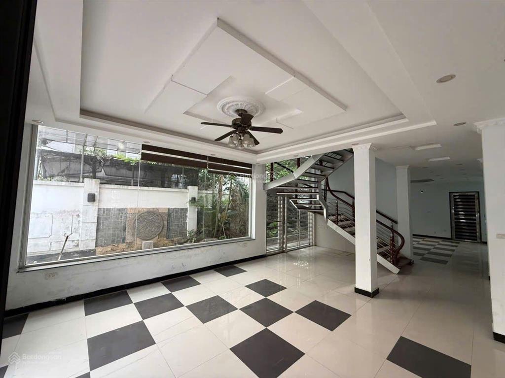 Mặt phố lạc long quân gần hồ tây 138m2, 5 tầng, dòng tiền gần giá 800tr/m2