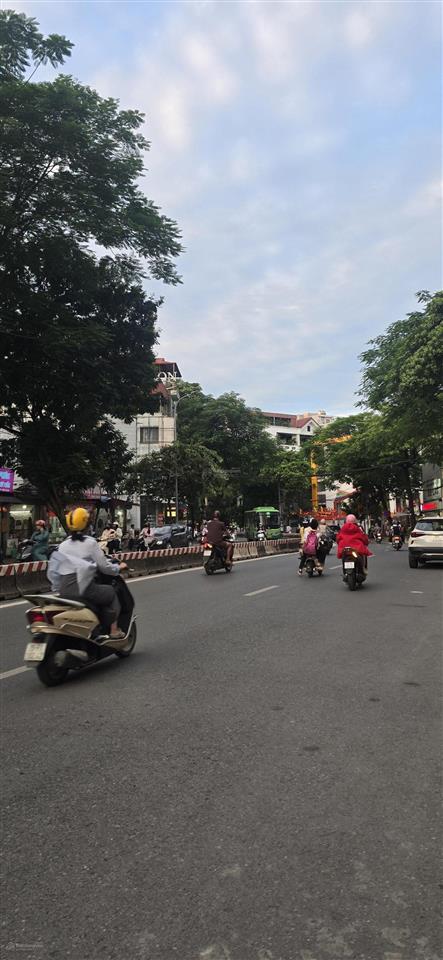Mặt phố, lạc long quân, nhà 5 tầng, 138m2, mặt tiền 7.5m, kinh doanh, nở hậu, 7** tr/m2.