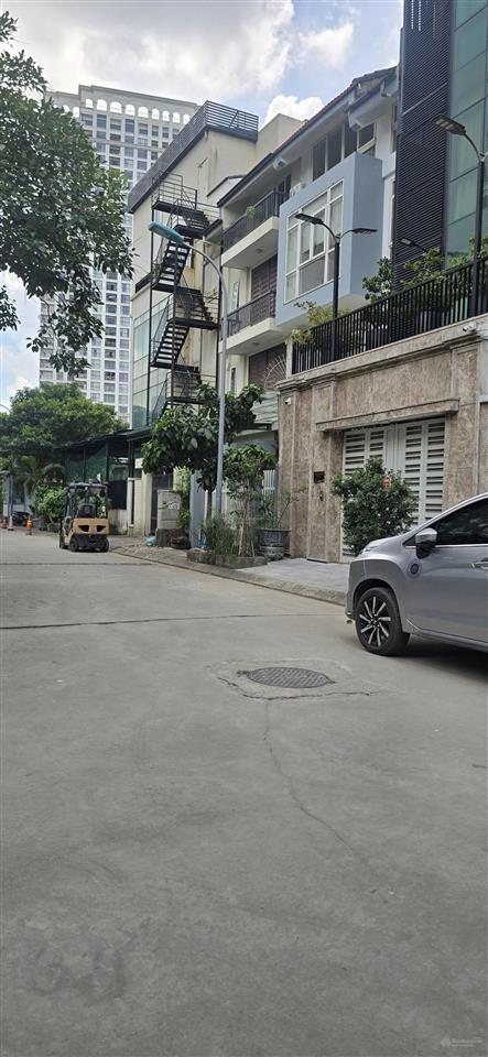 Phố xuân thủy, cầu giấy, nhà đẹp 3 tầng, sân vườn, lô góc 3 thoáng, ô tô vào, 158m2, 38,5 tỷ.