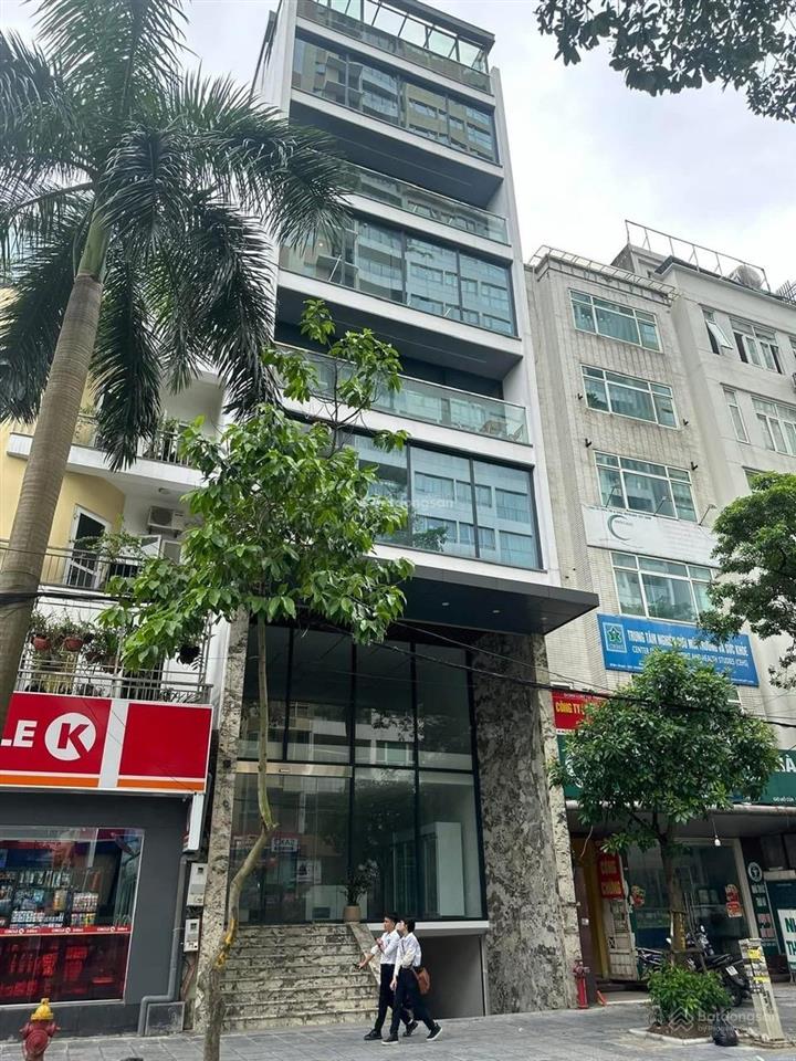 Cho thuê nhà mặt phố hoàng quốc việt 100 m2 3 tầng 1 hầm, thang máy mới đẹp