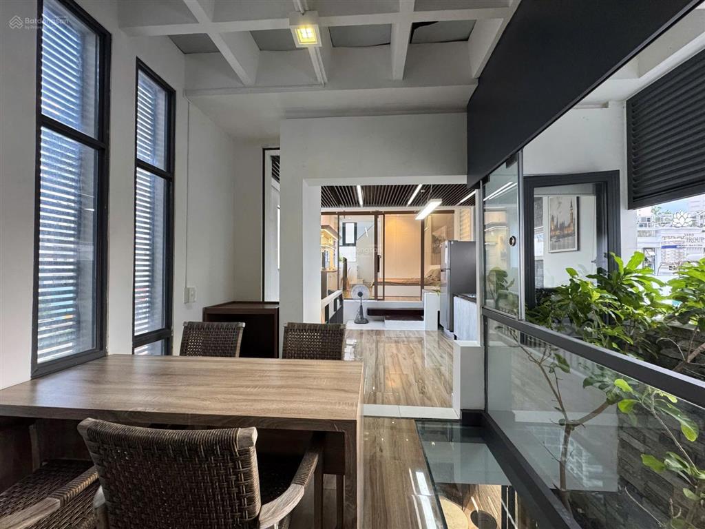 Cho thuê căn hộ penthouse trung tâm nha trang, cạnh vincom lê thánh tôn, cách biển 300m