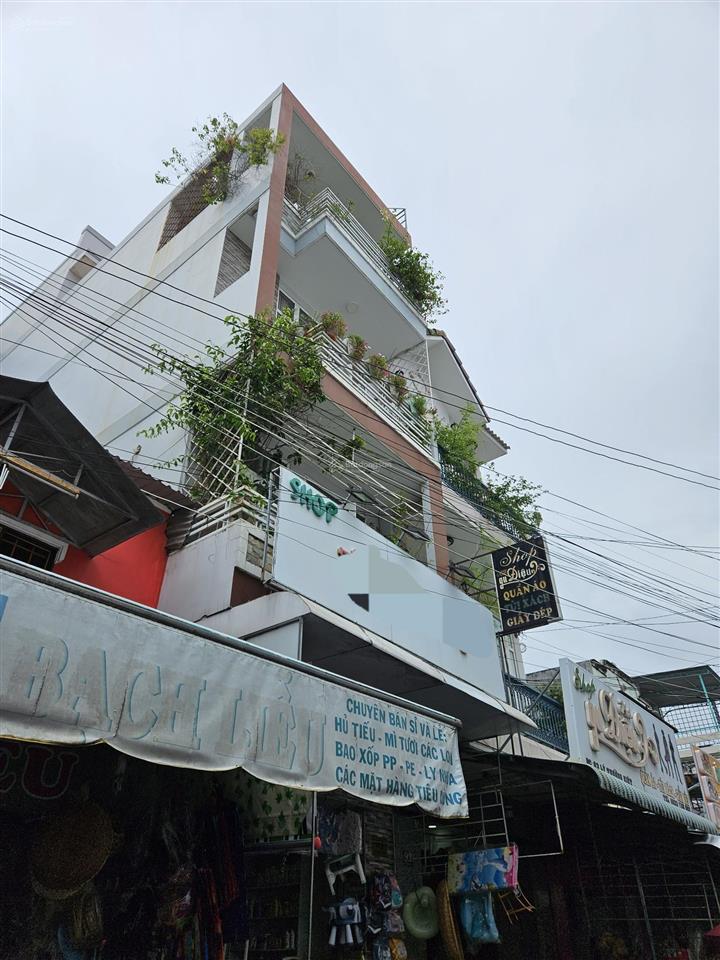 Chính chủ bán nhà 1 trệt 3 lầu dt 82,7m2 ngay chợ phan thiết   0335 461 ***