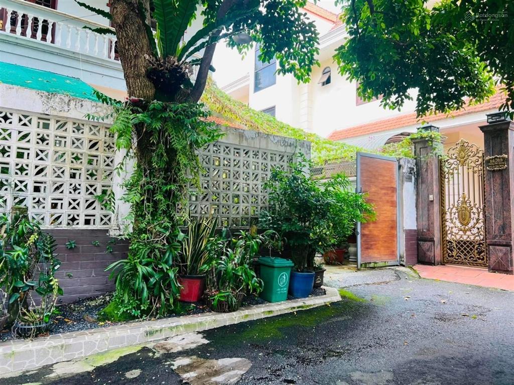 Biệt thự biệt lập 10x24, 3 tầng. khu biệt thự hồng thái ngay sân bay tân sơn nhất