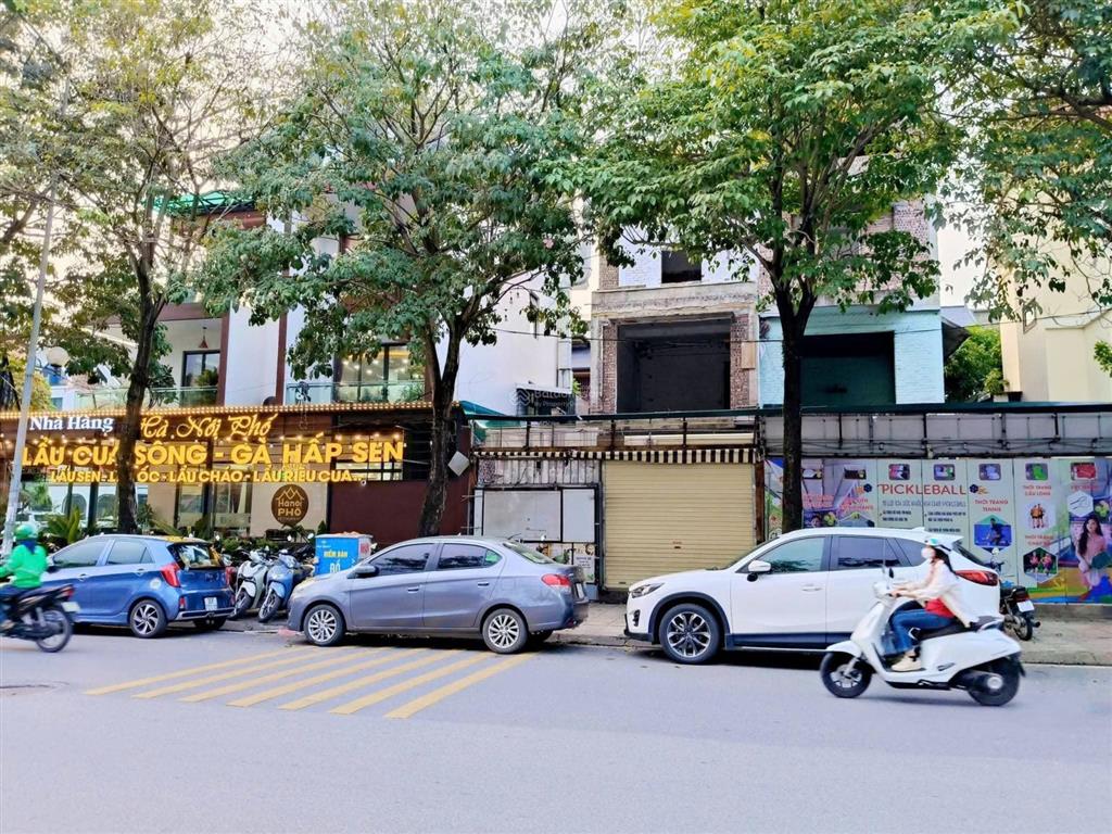 Bán nhà biệt thự 250m2, 115 tỷ tại thành phố giao lưu, đường phạm văn đồng, hai mặt tiền kinh doanh