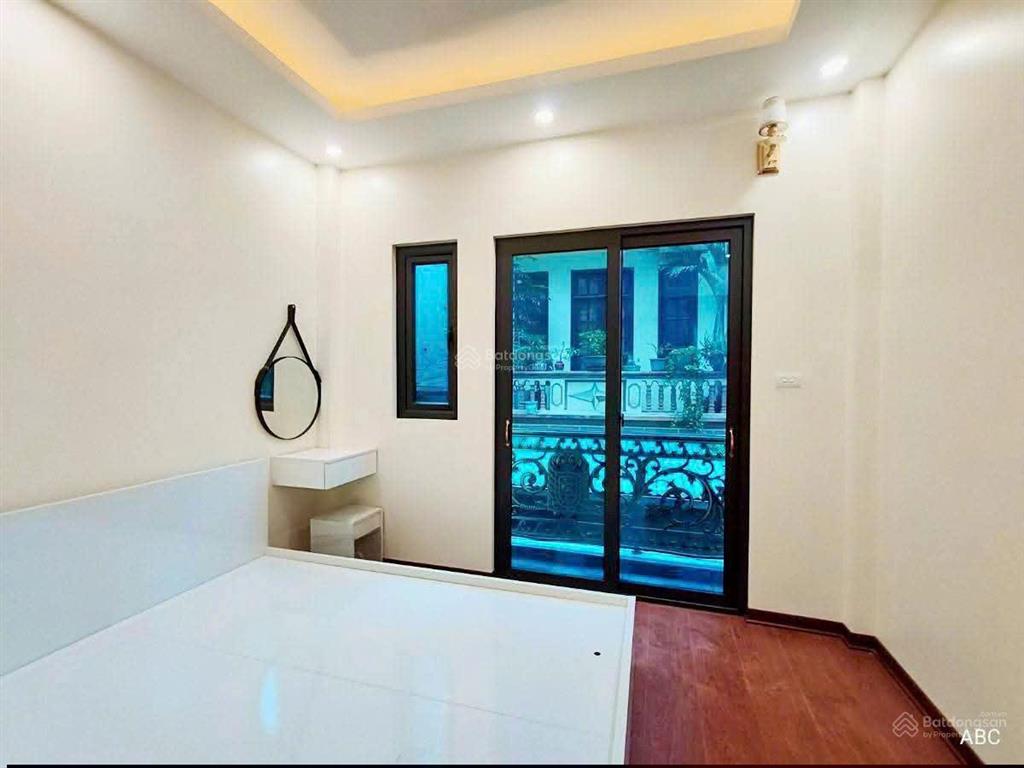 Bán nhà mới 5 tầng đường phú diễn, ô tô đỗ cổng, thang máy, full nội thất ở ngay 40m2 chào 9,1 tỷ