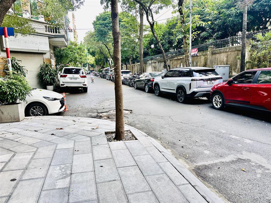Nguồn kín! bán nhà phạm tuấn tài 61m2  thang máy  phân lô vỉa hè 3 ô tô tránh