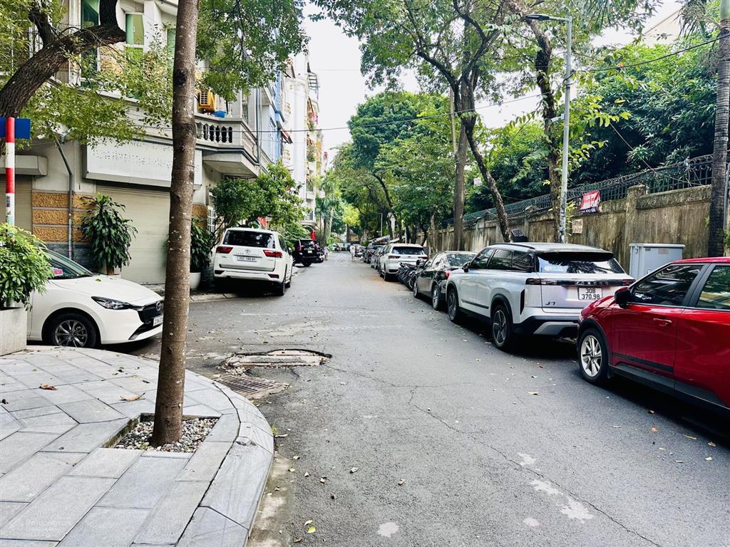 Nguồn kín! bán nhà phạm tuấn tài 61m2  thang máy  phân lô vỉa hè 3 ô tô tránh