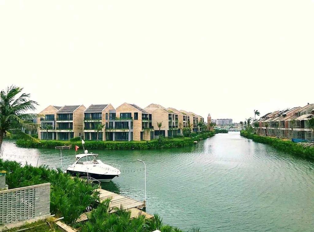 Chỉ 14,x tỷ sở hữu biệt thự + bến du thuyền riêng casamia hội an. dt 238m2  0905 866 ***