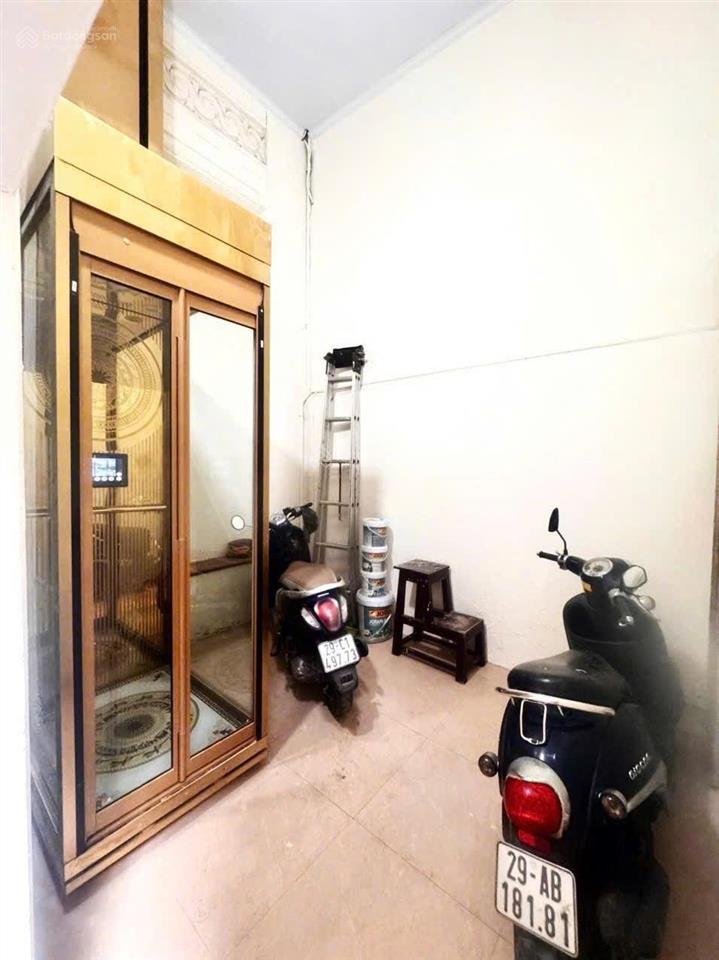 Cho thuê căn hộ 2 phòng lập tầng 2 có lối đi riêng trong biệt thự cổ 3 tầng.dưới nhà là marou cfe