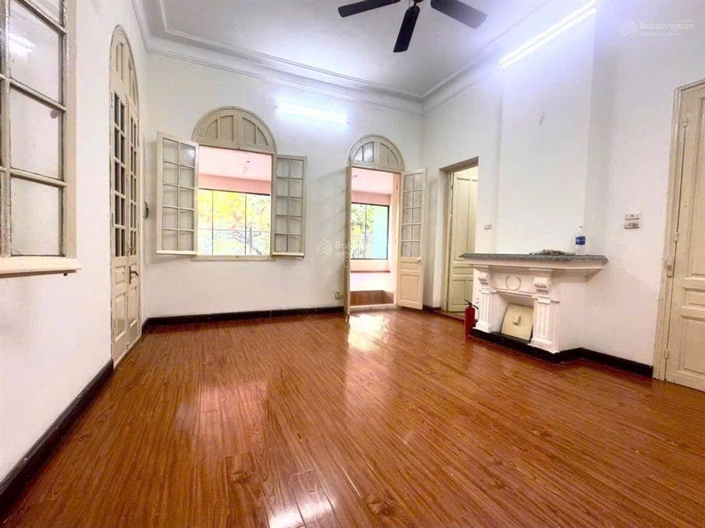 Cho thuê căn hộ 2 phòng lập tầng 2 có lối đi riêng trong biệt thự cổ 3 tầng.dưới nhà là marou cfe
