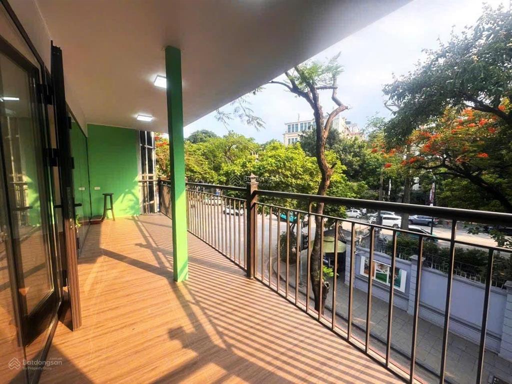Cho thuê căn hộ 2 phòng lập tầng 2 có lối đi riêng trong biệt thự cổ 3 tầng.dưới nhà là marou cfe