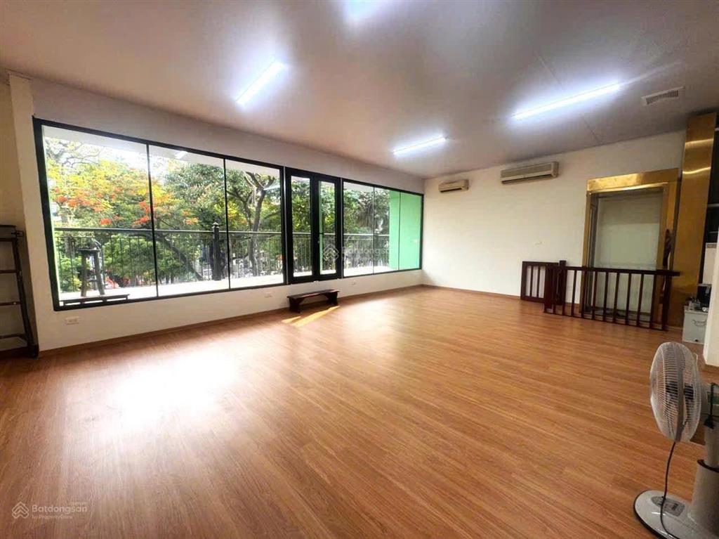 Cho thuê căn hộ 2 phòng lập tầng 2 có lối đi riêng trong biệt thự cổ 3 tầng.dưới nhà là marou cfe