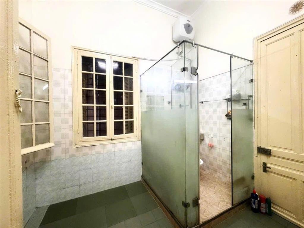 Cho thuê căn hộ 2 phòng lập tầng 2 có lối đi riêng trong biệt thự cổ 3 tầng.dưới nhà là marou cfe