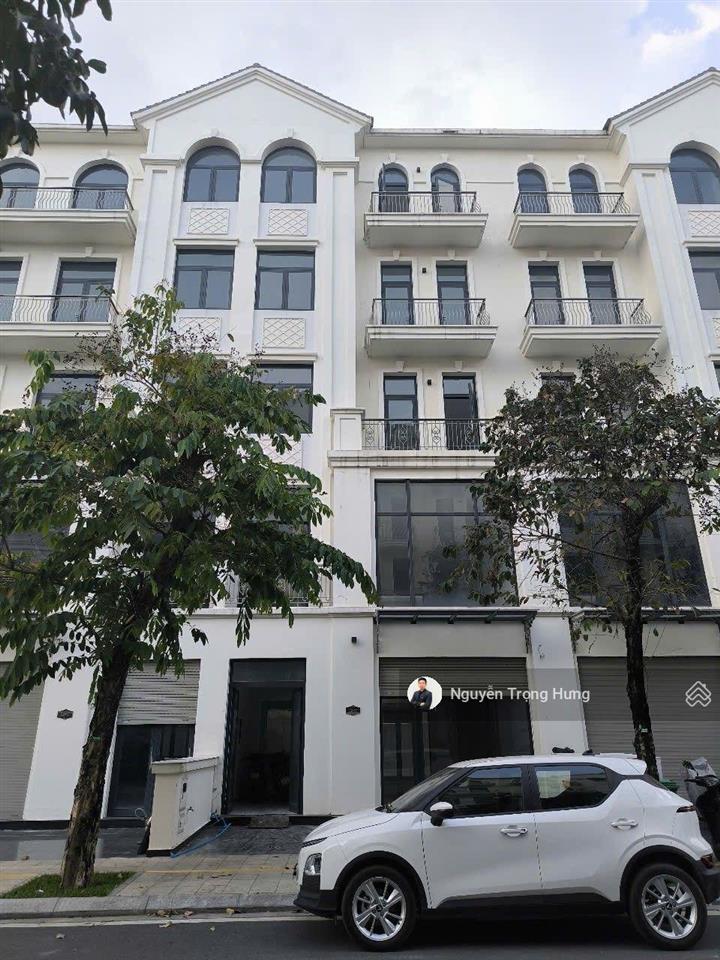 Cho thuê tầng trệt nhà phố 126m2, lối đi riêng, máy lạnh, máy che đầy đủ tại vinhomes grand park