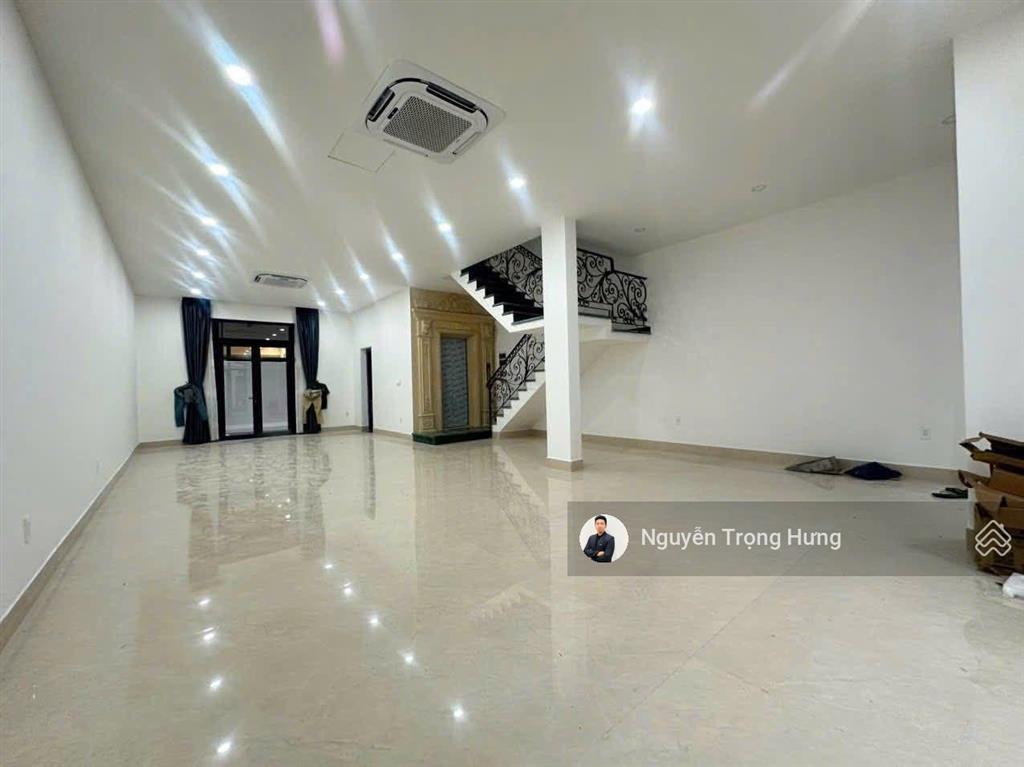 Cho thuê tầng trệt nhà phố 126m2, lối đi riêng, máy lạnh, máy che đầy đủ tại vinhomes grand park