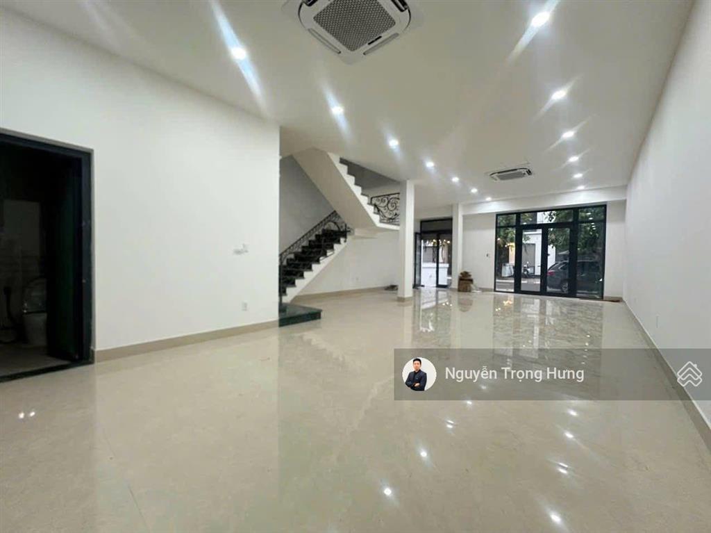 Cho thuê tầng trệt nhà phố 126m2, lối đi riêng, máy lạnh, máy che đầy đủ tại vinhomes grand park