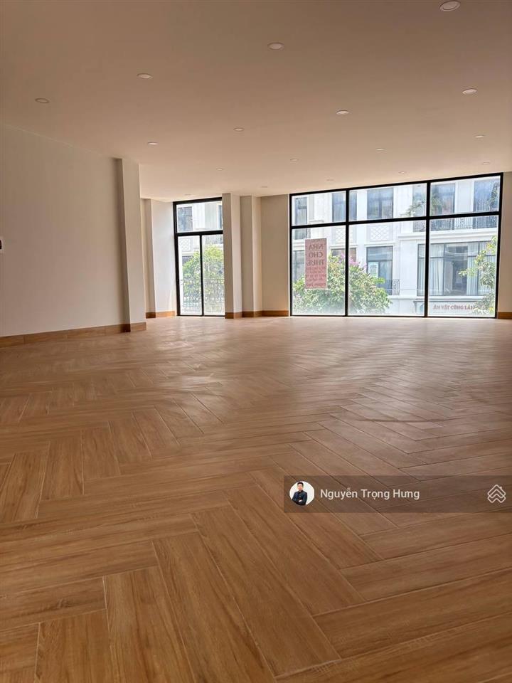 Cho thuê tầng 1 nhà phố 126m2 vinhomes grand park có lối đi riêng diện tích lớn gần công viên