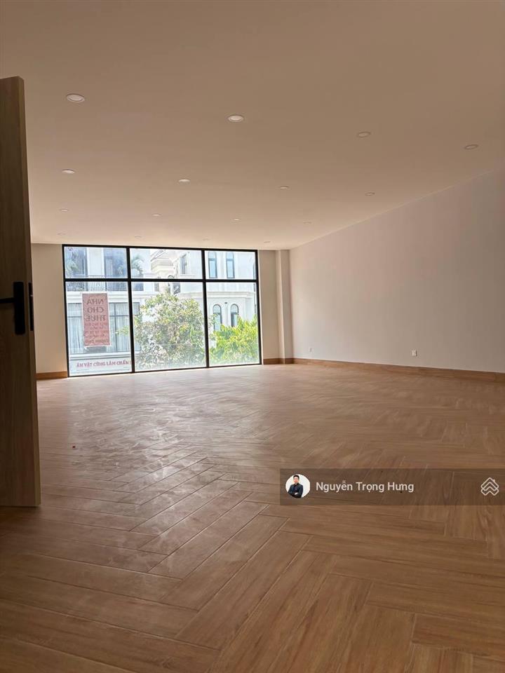 Cho thuê tầng 1 nhà phố 126m2 vinhomes grand park có lối đi riêng diện tích lớn gần công viên