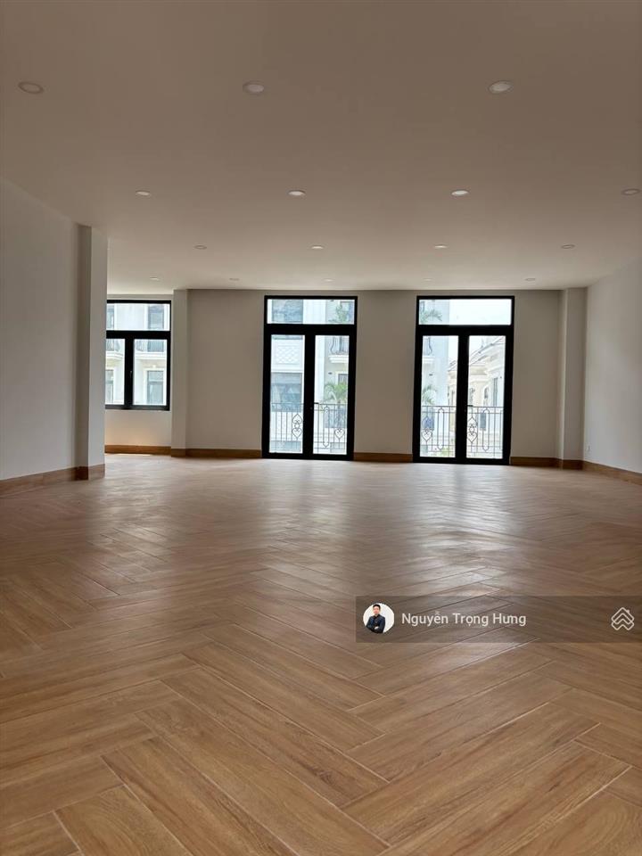 Cho thuê tầng 1 nhà phố 126m2 vinhomes grand park có lối đi riêng diện tích lớn gần công viên