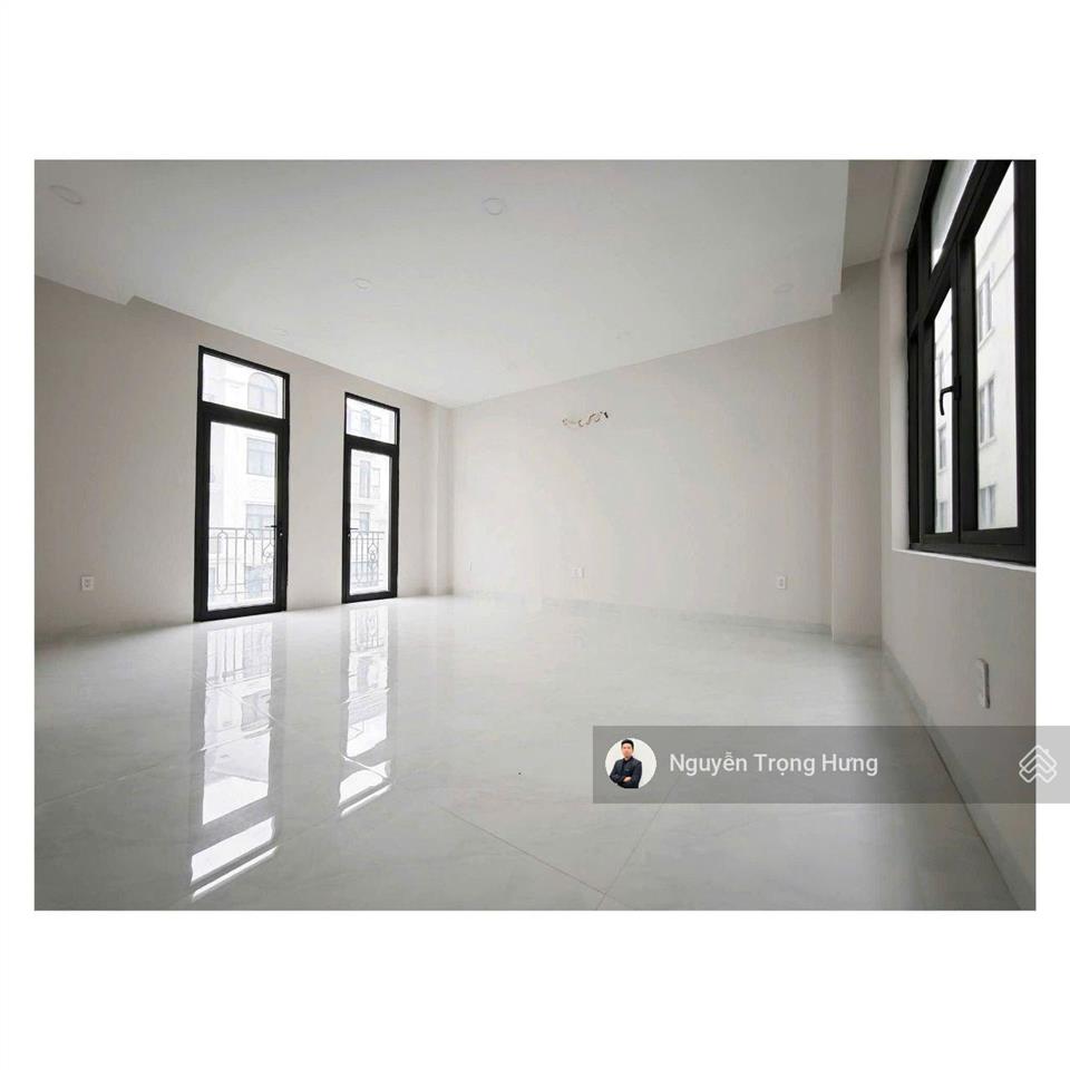 Mặt bằng 84m² gần trường học phù hợp mở trung tâm, spa, văn phòng,... full máy lạnh, thang máy