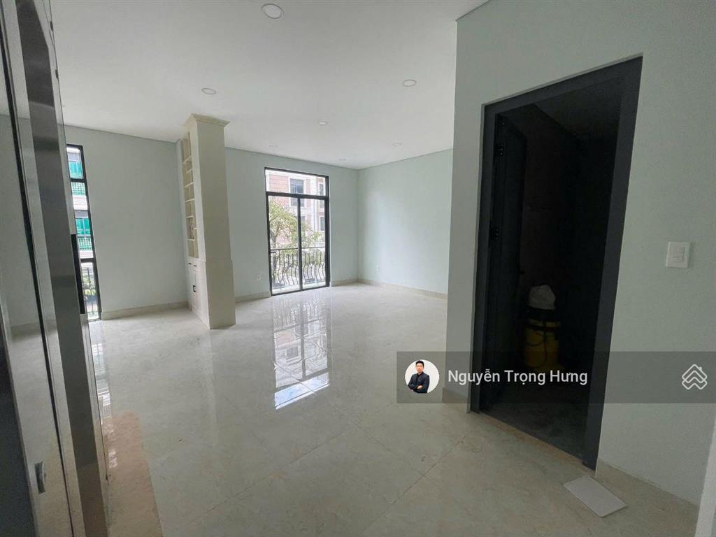 Nhà phố vinhomes grand park | 84m² rộng rãi, thang máy, máy lạnh, ngăn phòng | vị trí đẹp