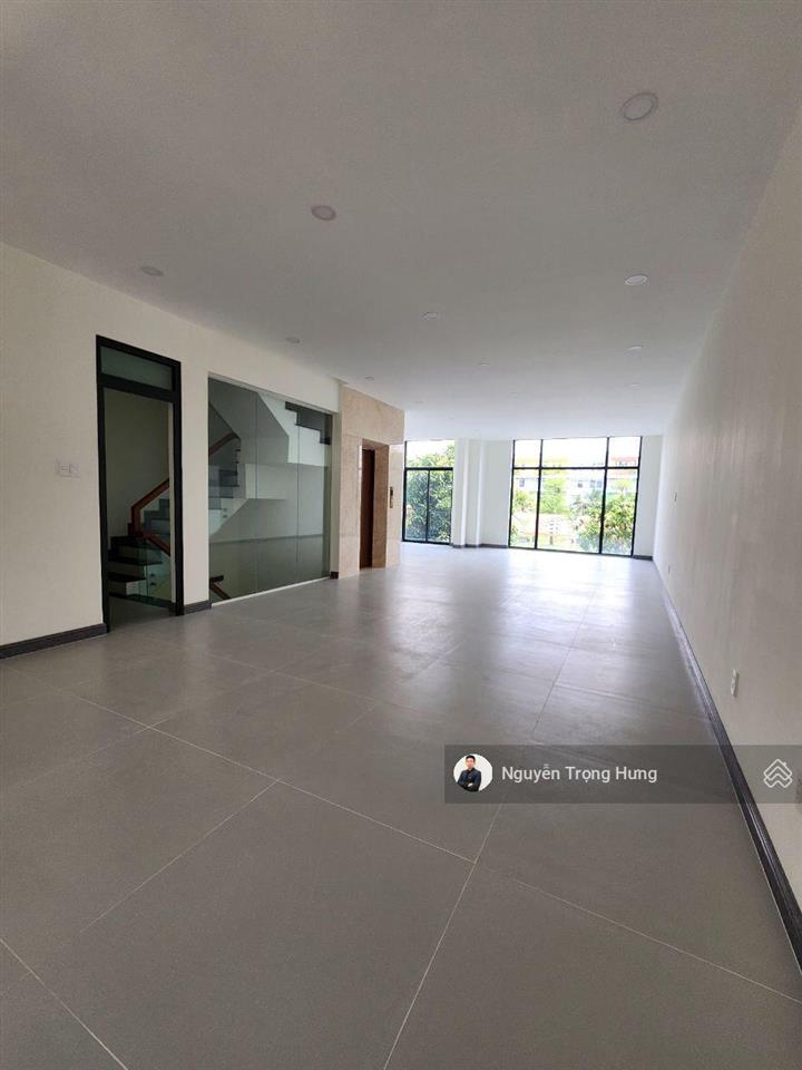 Căn hot  cho thuê tầng nhà phố có thang máy, máy lạnh giá tốt vinhomes grand park