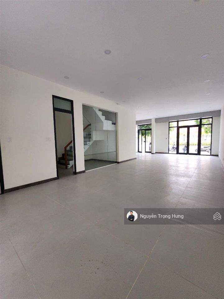 Căn hot  cho thuê tầng nhà phố có thang máy, máy lạnh giá tốt vinhomes grand park