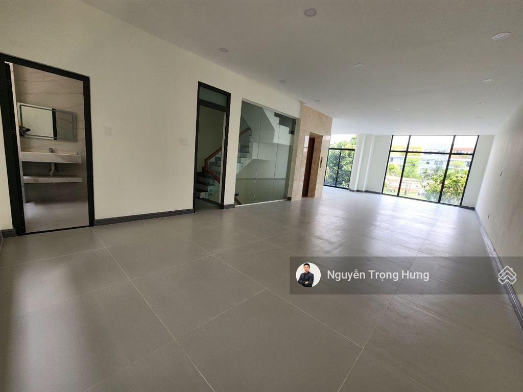 Căn hot  cho thuê tầng nhà phố có thang máy, máy lạnh giá tốt vinhomes grand park