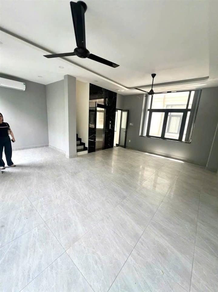 Cho thuê mặt bằng kinh doanh + nhà phố 1 trệt 4 lầu gần vinschool có sẵn nội thất mới