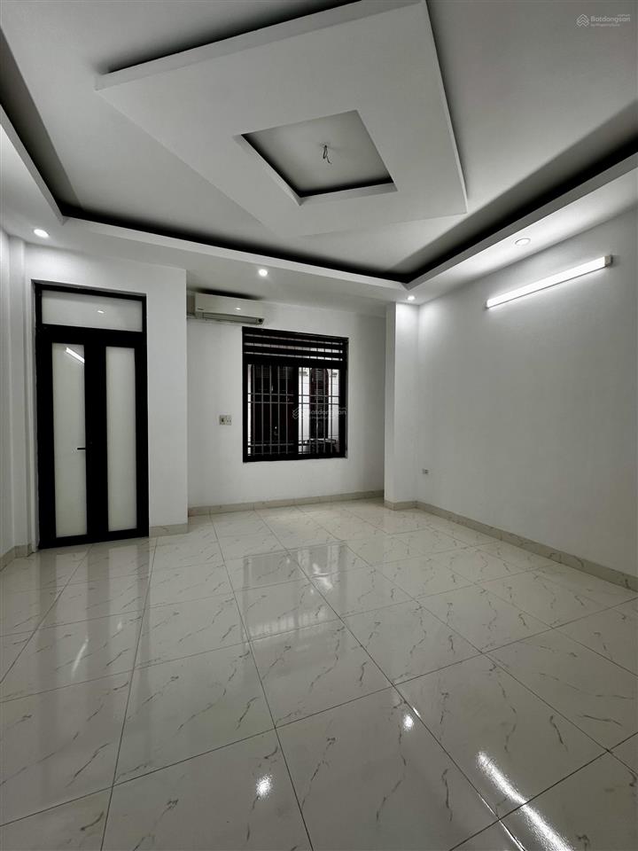 Chính chủ tôi bán nhà lô góc dt sử dụng 35m 5 tầng hoàng mai , có sân để xe riêng