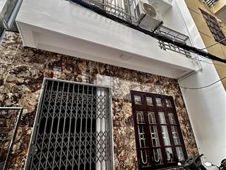 Chính chủ tôi bán nhà lô góc dt sử dụng 35m 5 tầng hoàng mai , có sân để xe riêng