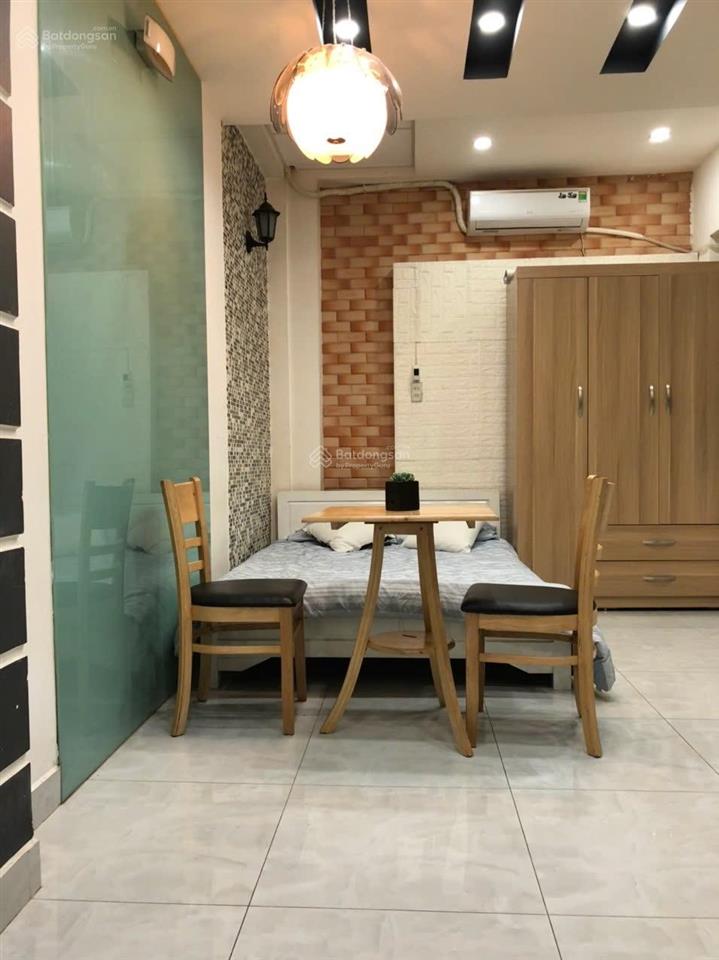 Phòng cho thuê có nội thất /căn hộ dịch vụ ngay trung tâm quận 1  đường trần hưng đạo. hẻm xe hơi