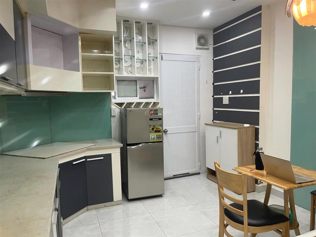 Phòng cho thuê có nội thất /căn hộ dịch vụ ngay trung tâm quận 1  đường trần hưng đạo. hẻm xe hơi