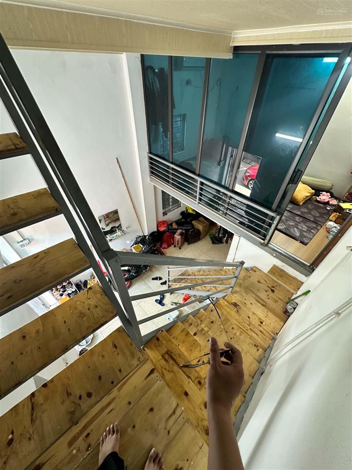3.5 tỷ có nhà riêng 25m2  2.5 tầng. 2 phòng ngủ , ô tô đỗ cửa tại nguyễn văn cừ  long biên