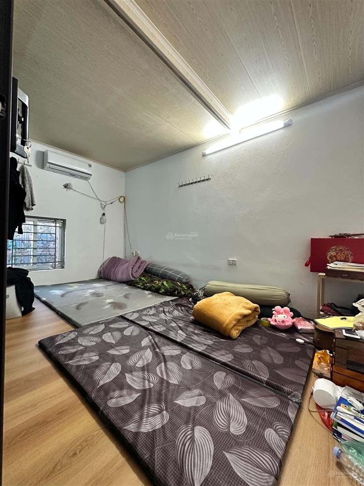 3.5 tỷ có nhà riêng 25m2  2.5 tầng. 2 phòng ngủ , ô tô đỗ cửa tại nguyễn văn cừ  long biên