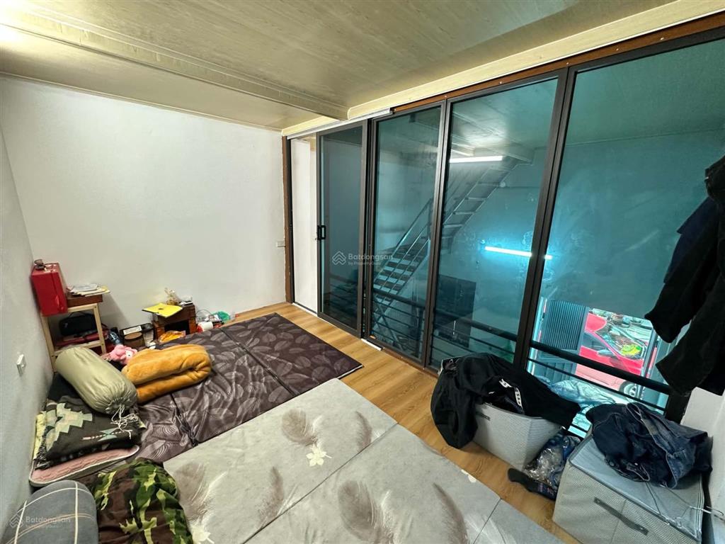 3.5 tỷ có nhà riêng 25m2  2.5 tầng. 2 phòng ngủ , ô tô đỗ cửa tại nguyễn văn cừ  long biên