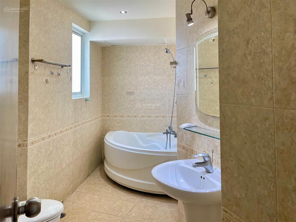Chuyển công tác cần bán gấp căn hộ hùng vương plaza  130m² (3pn  3wc)  sổ hồng chính chủ