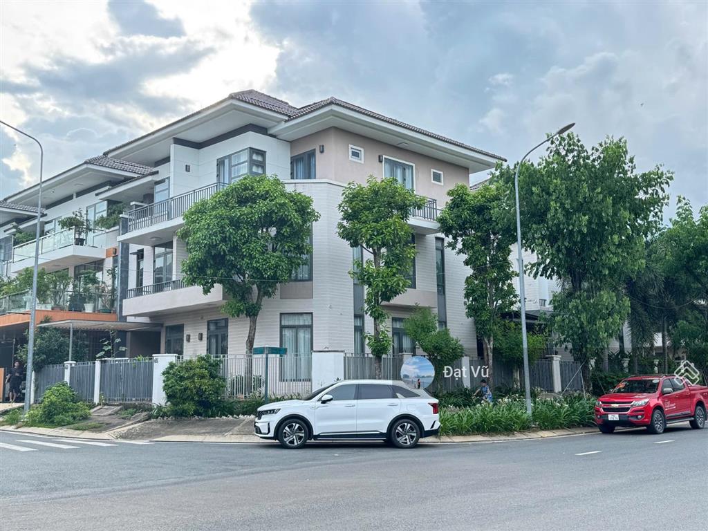 Chính chủ cần bán gấp căn góc 2mt biệt thự lavila nhà bè | dt 8x17,6m