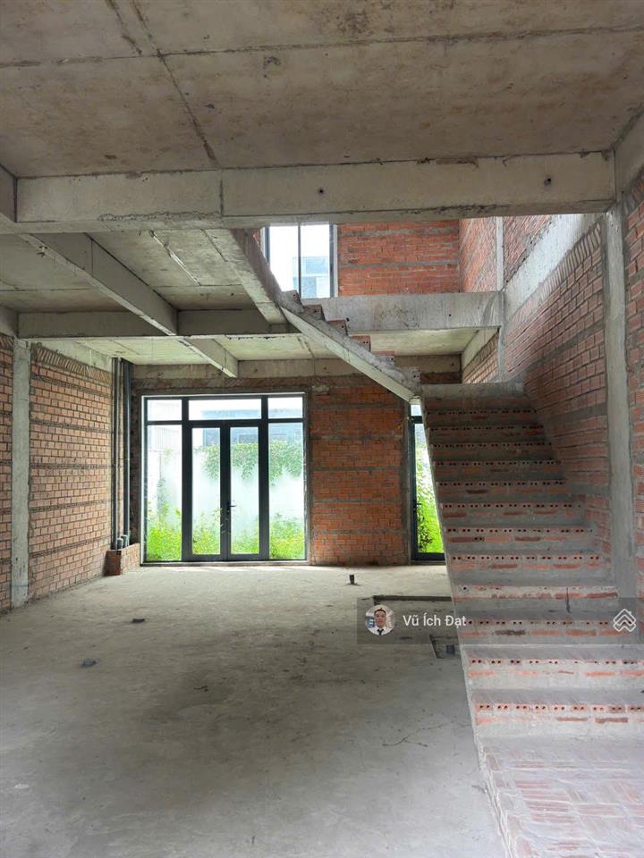 Lavila nhà bè vị trí đẹp đường lớn 30m cần bán