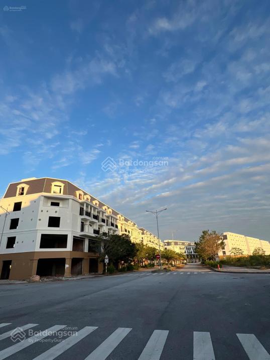 Bán nhanh 1 ô mặt hồ siêu đẹp và 1 ô khe thoáng. sẵn sổ giá thương lượng.