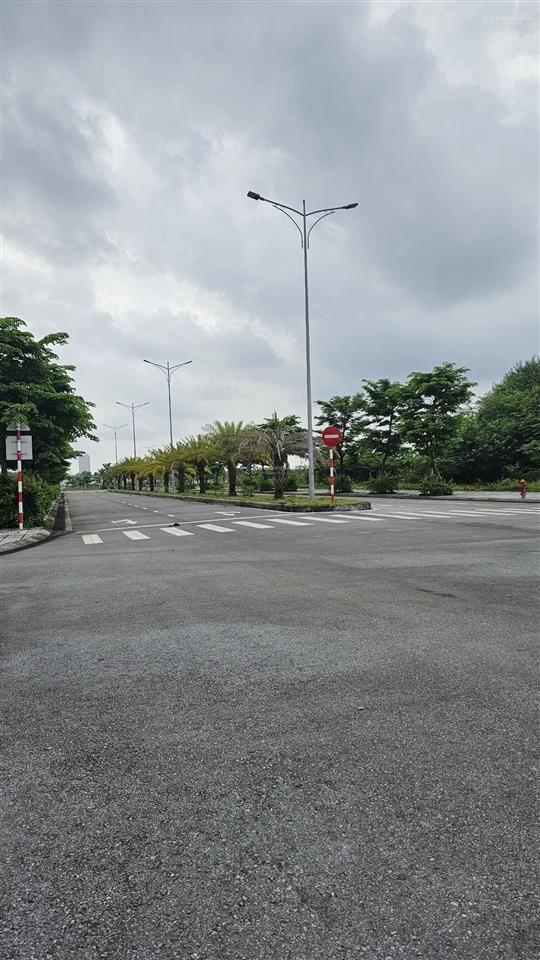 Bán nhanh 1 ô mặt hồ siêu đẹp và 1 ô khe thoáng. sẵn sổ giá thương lượng.