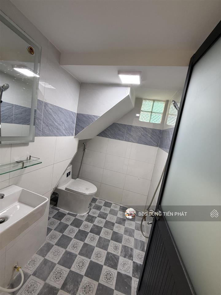 Nhà mới 1 lửng lầu 3 pn hẻm 6m lương văn căn p15